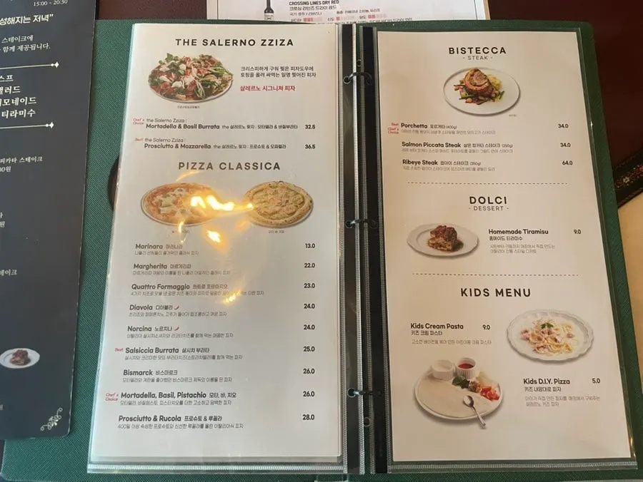 안티파스티와 파스타, 리조또가 적힌 메뉴판