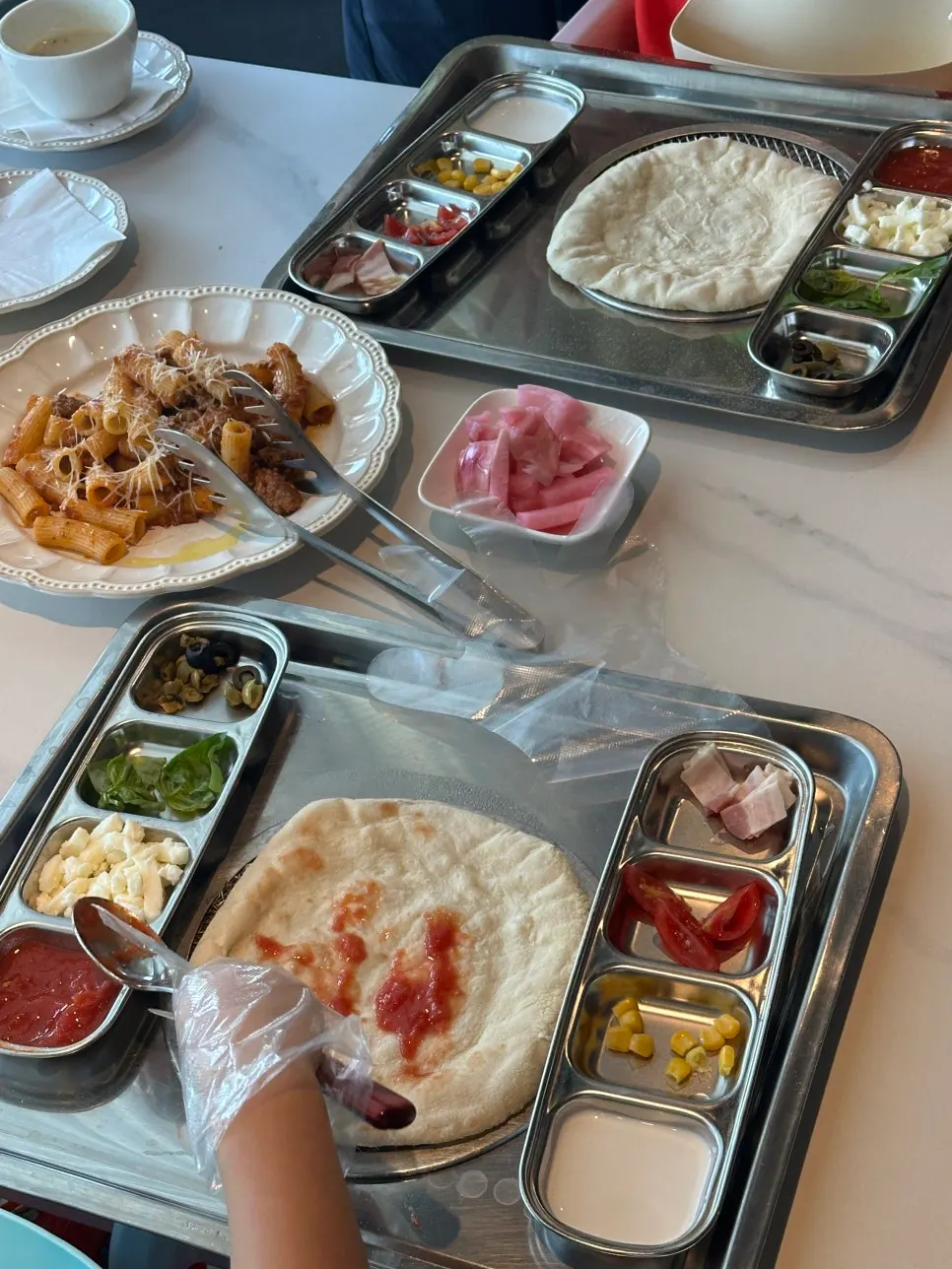 스프에 빵을 찍어 먹는 아이들