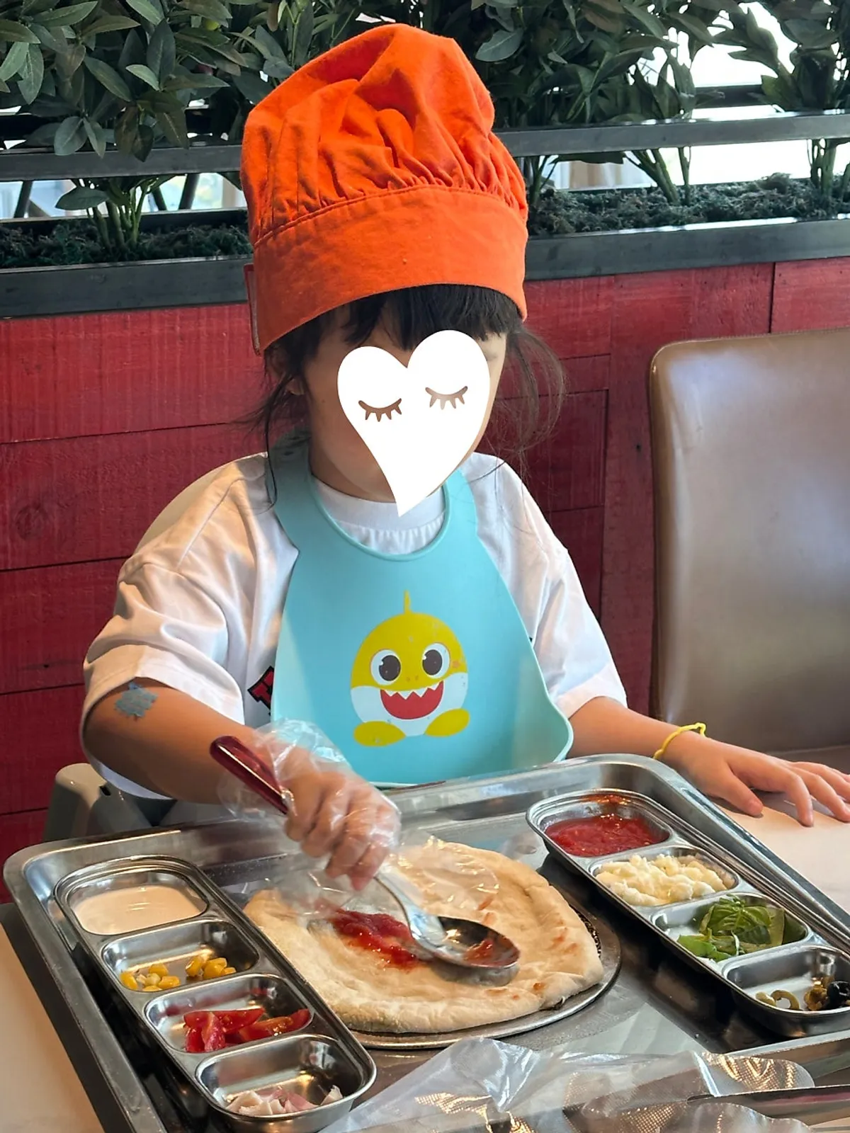 키즈 내마음대로 피자 만들기에 집중한 아이