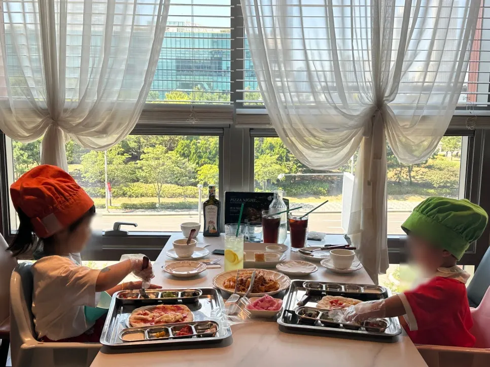 토핑을 하나씩 올리는 키즈 피자 만들기