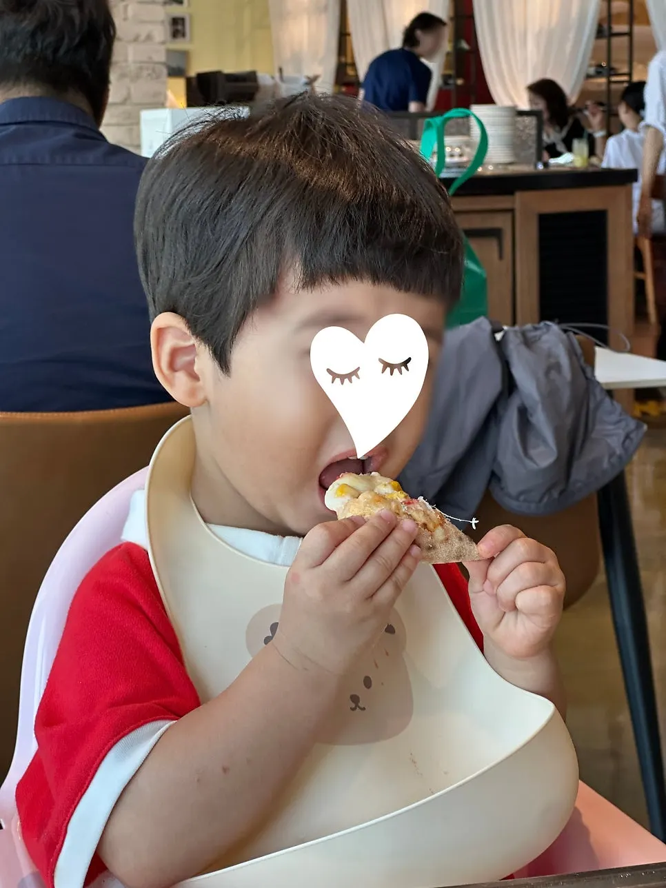 화덕에 구워져 나온 아이가 만든 피자