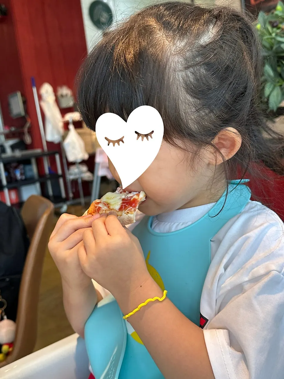자기가 만든 피자를 먹는 아이