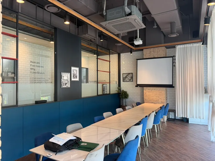 サレルノの大きな個室と店内の全景