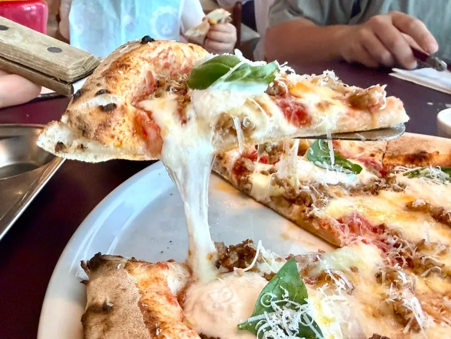 ブラータチーズが乗ったピザの断面