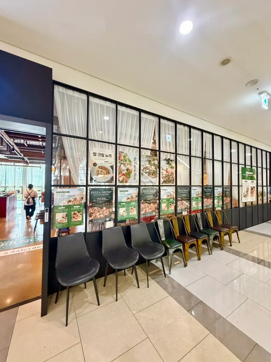 Overall view of the Salerno Songdo Onesta dining room