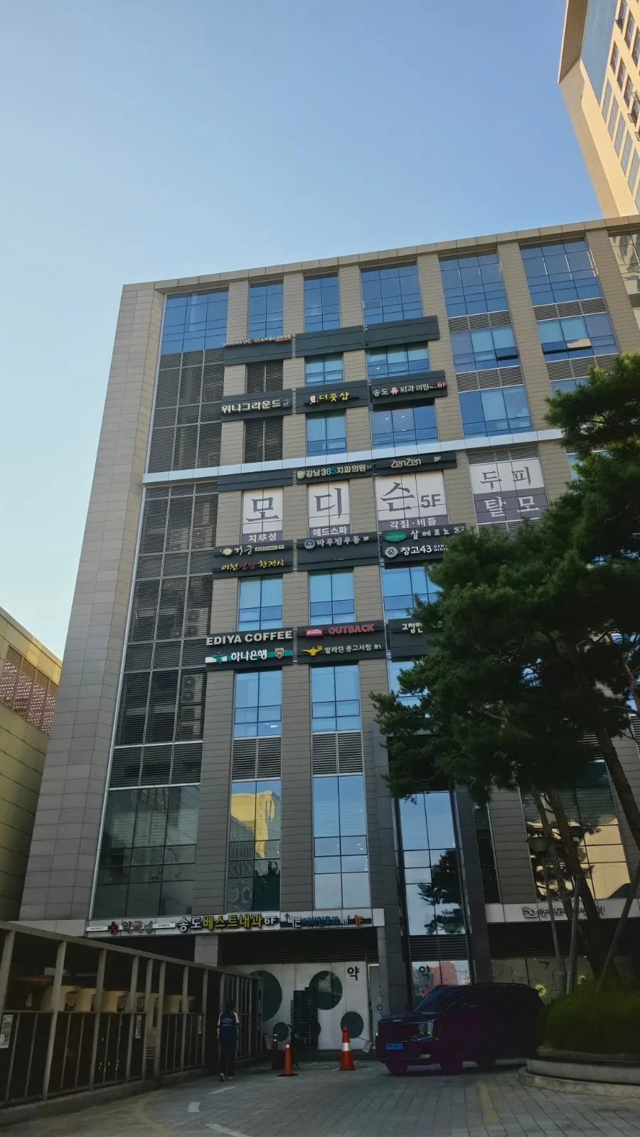 オネスタ3階サレルノ訪問の縦写真