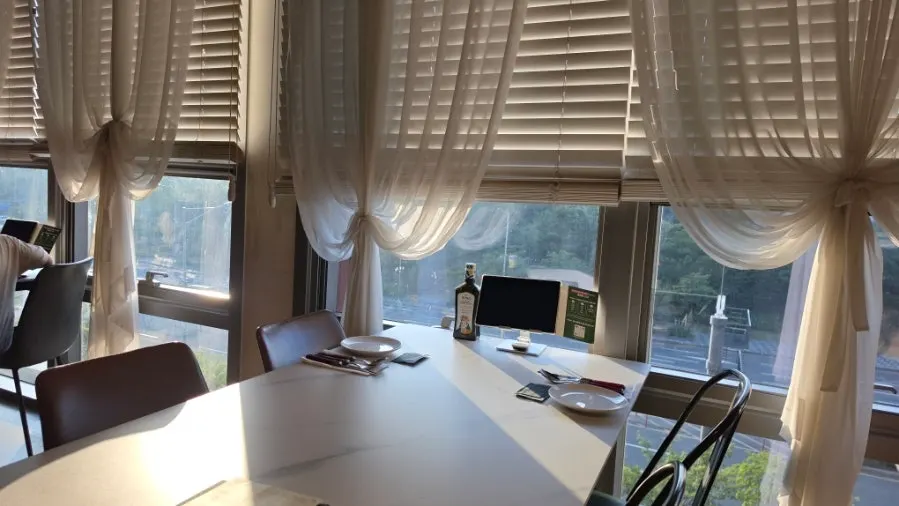 テーブル間隔にゆとりがある店内
