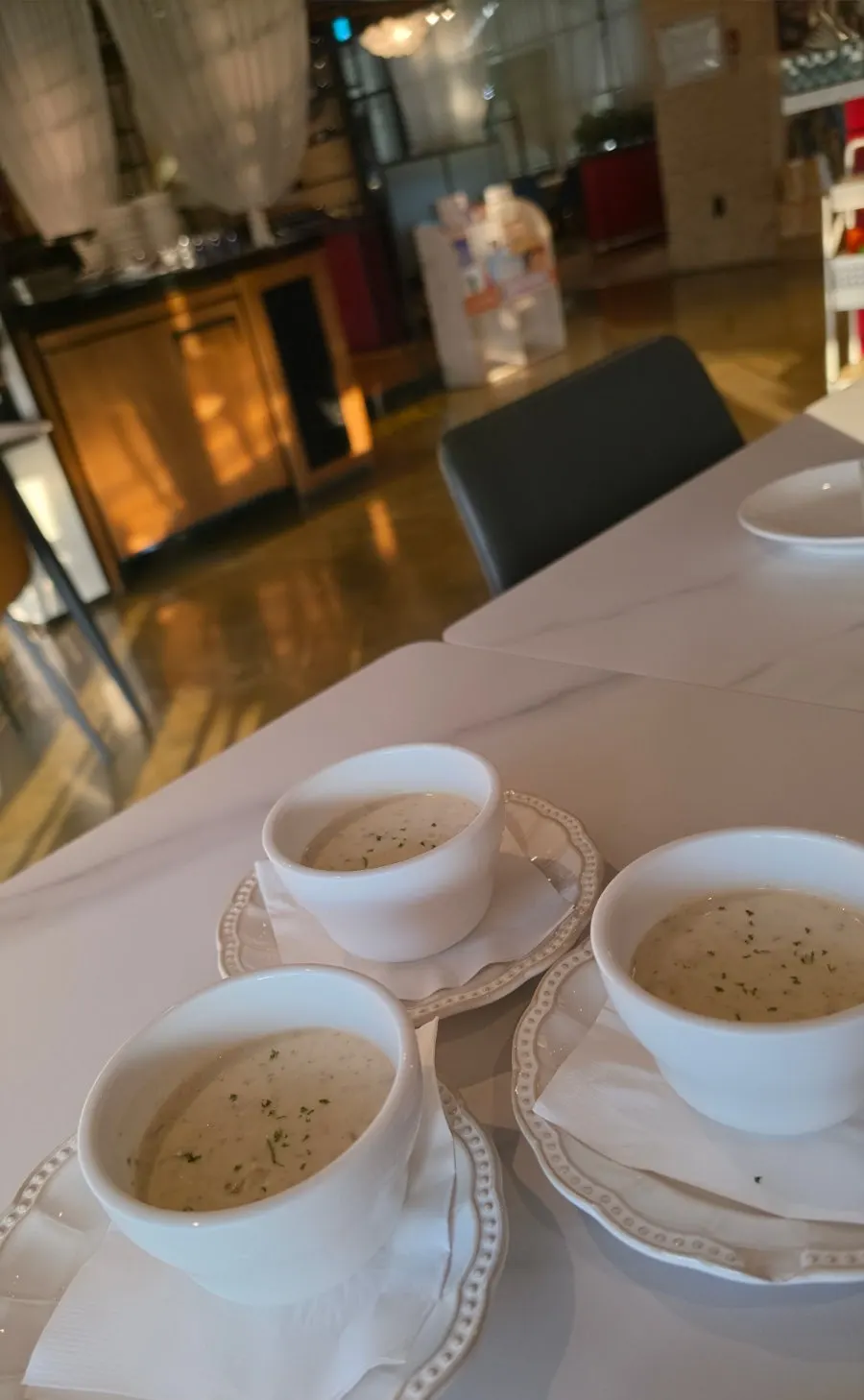 1,000ウォン追加のスープとドリンクセット案内