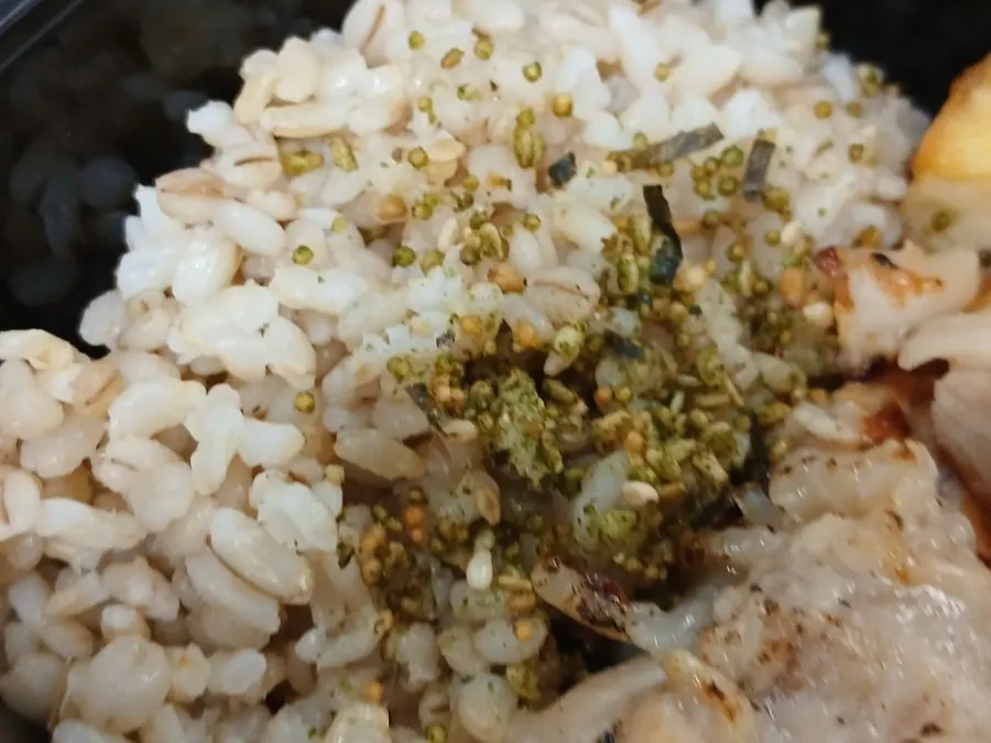 고기 토핑이 올라간 샐러드 도시락
