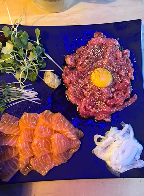 넉넉하게 담긴 생연어 200g 접시