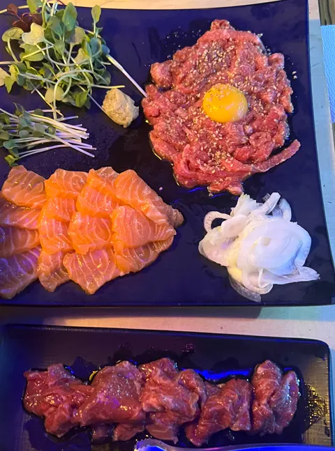 한 점씩 집어 먹는 생연어