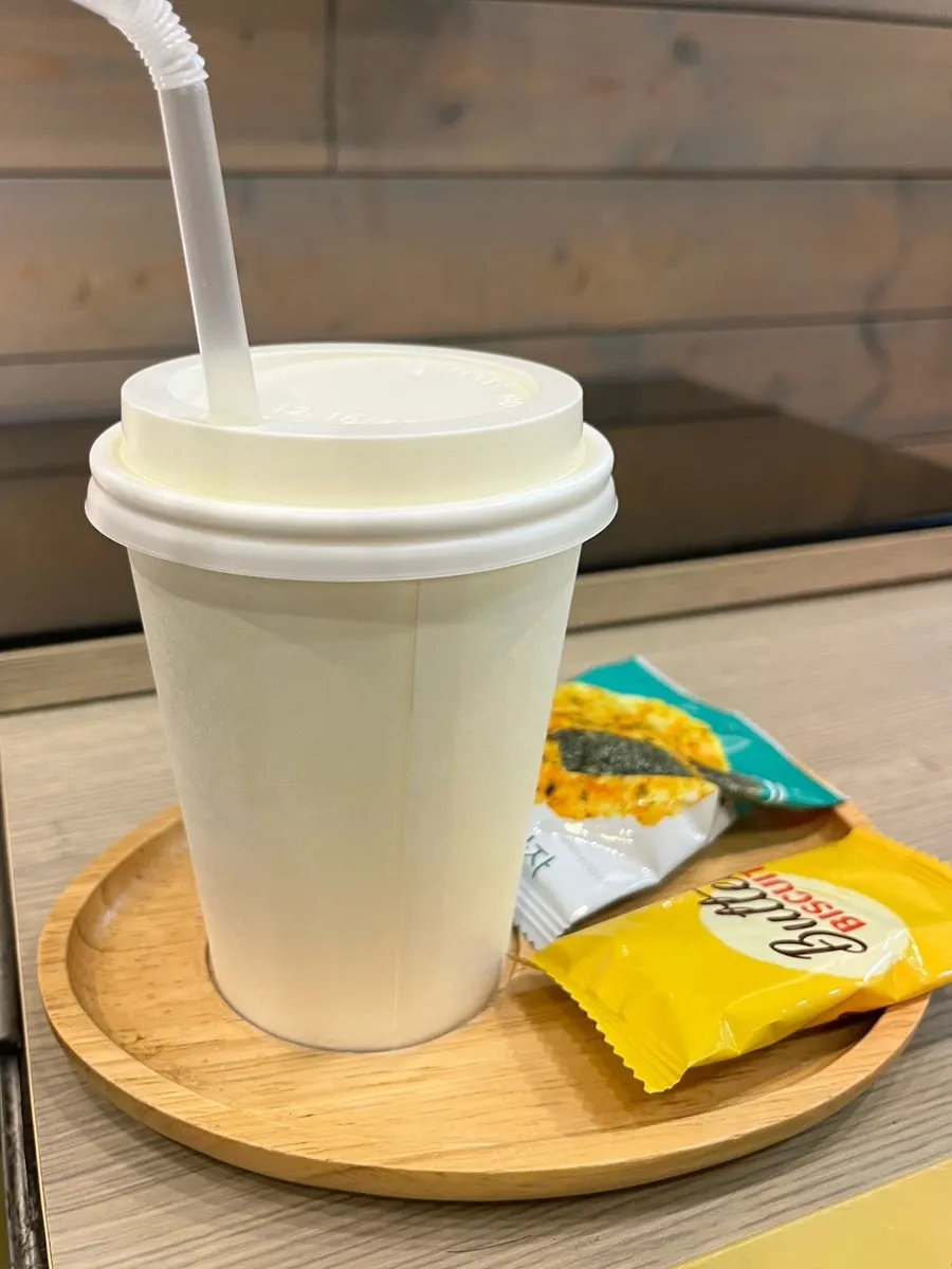 Drinks, butter biscuits, and baked rice chips service