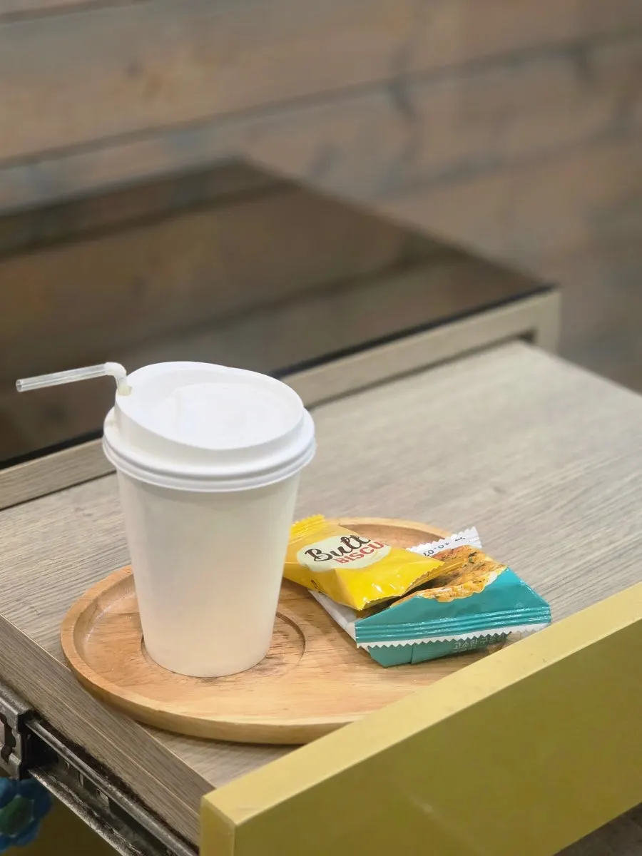 주문한 음료와 과자 서비스