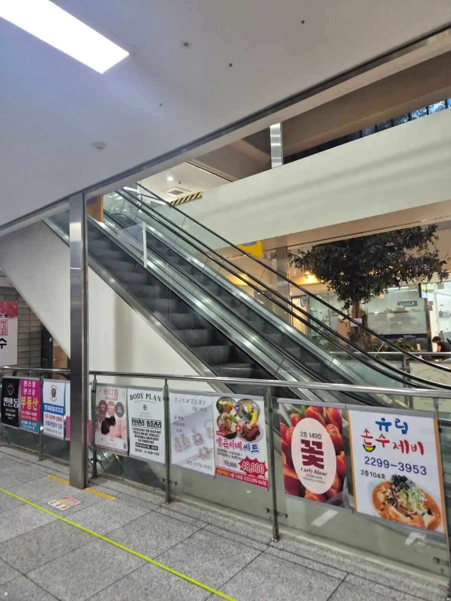 Hallway on the 2nd floor of Tenzhill Mall where Salon de L is located