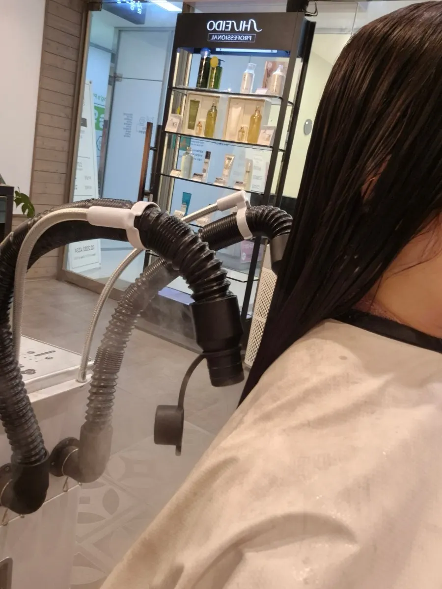 Using a steamer during the hair clinic treatment