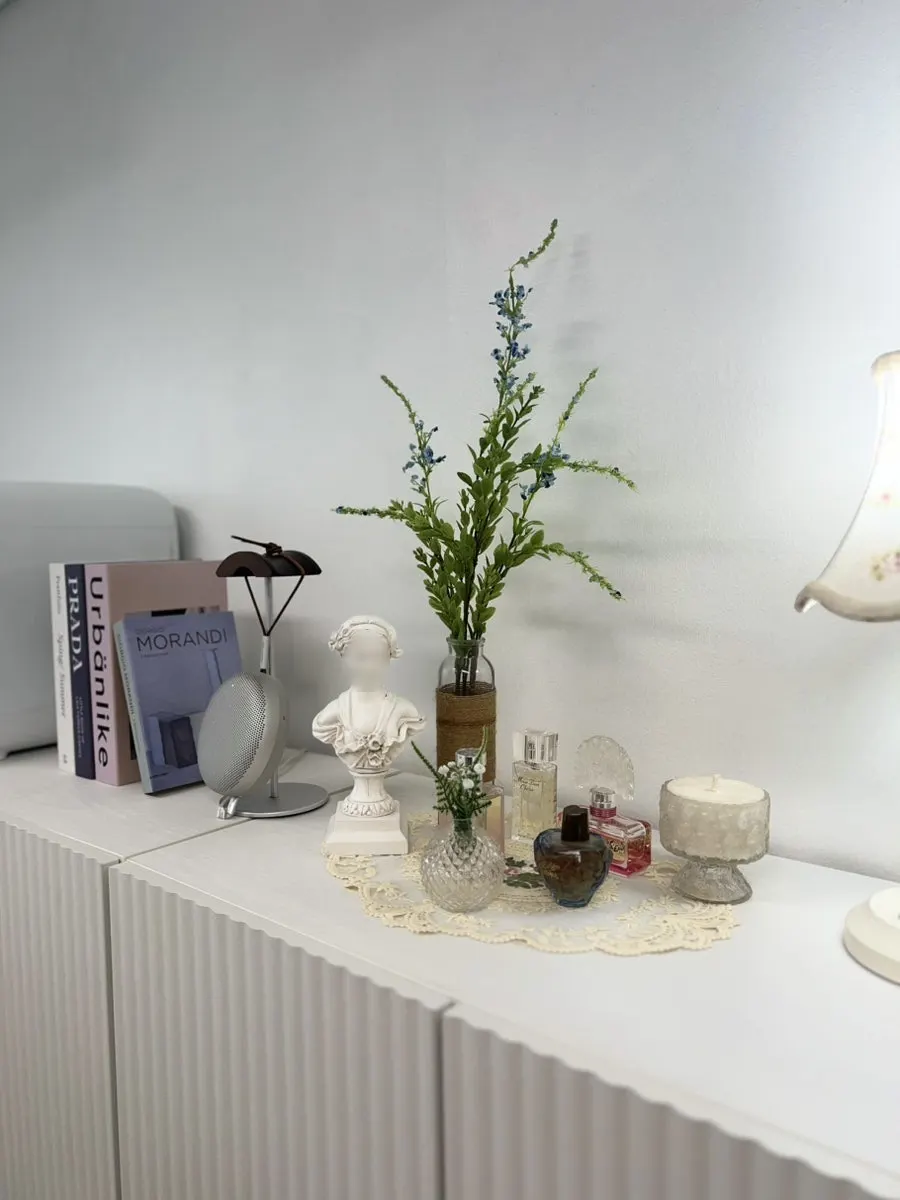 Clean interior decor pieces at the salon