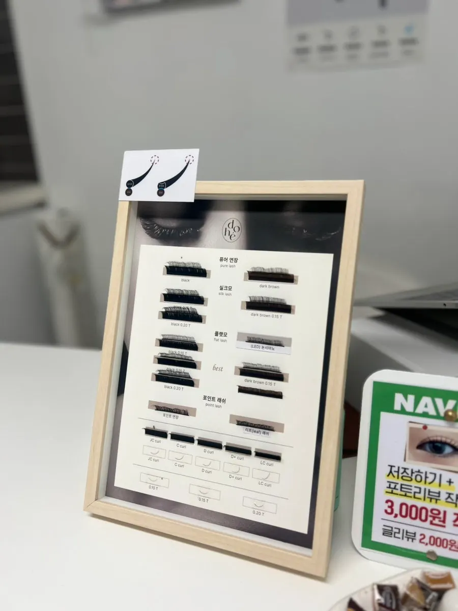 Tray displaying a variety of lash fibers