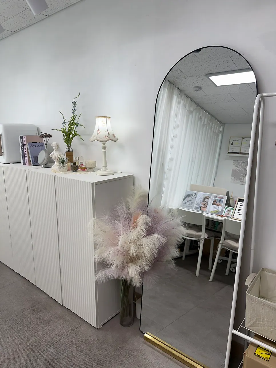 Cozy interior of Salon Dohe Sanbon Branch
