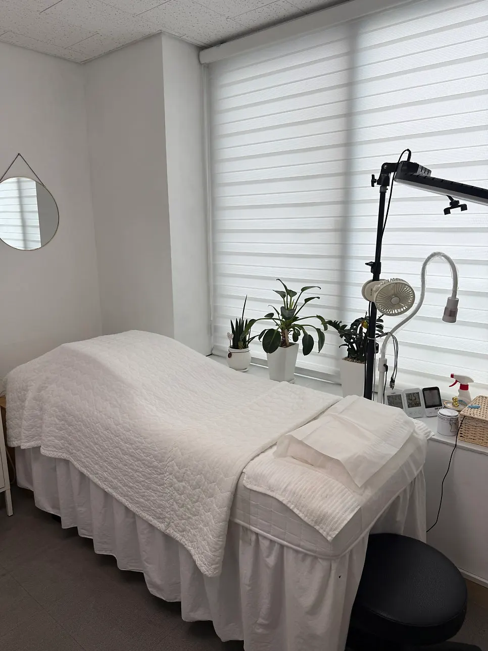 Salon Dohe treatment bed with a foot cushion in place