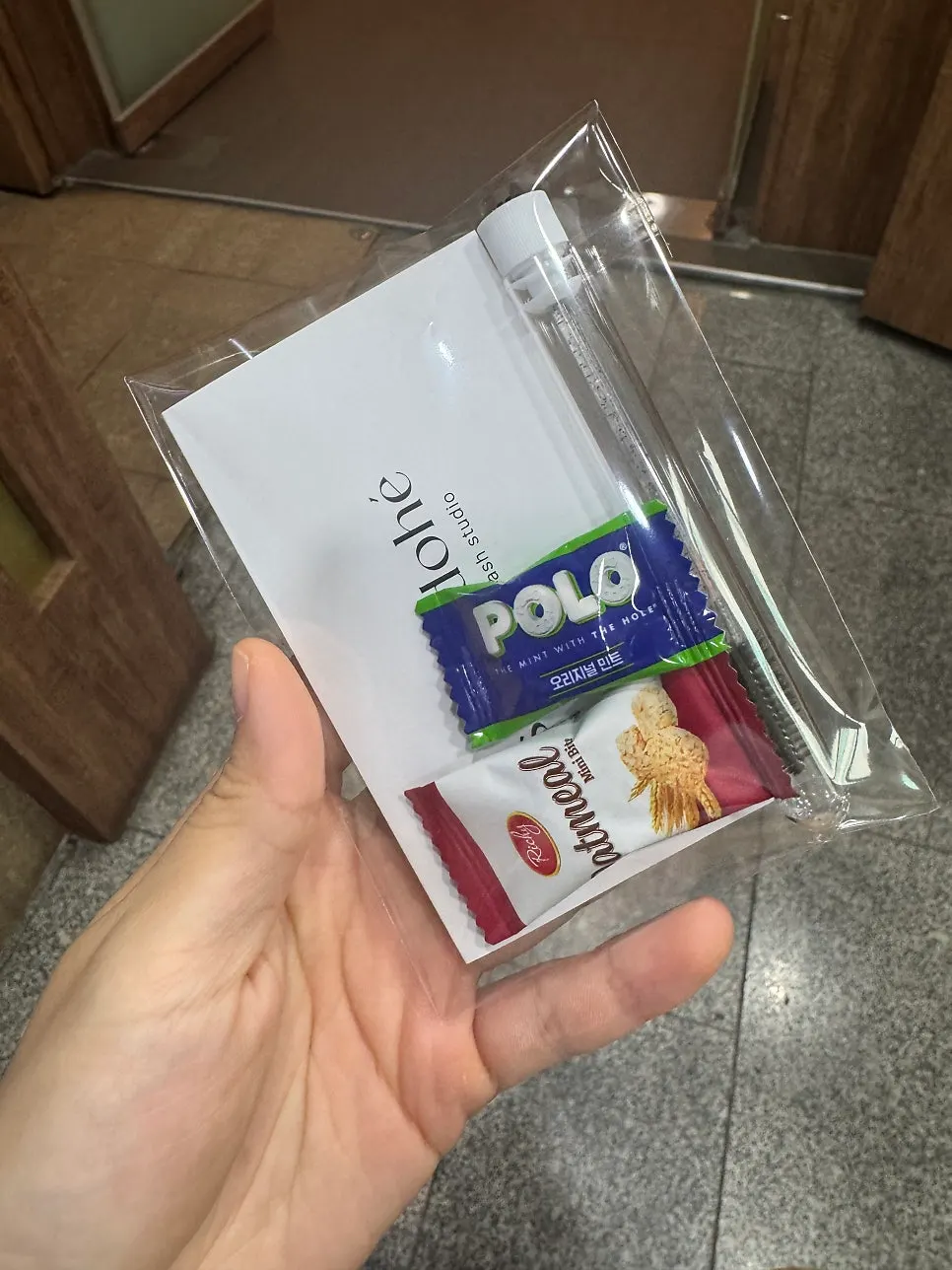 Coupon, snack, and brush received at Salon Dohe Sanbon Branch