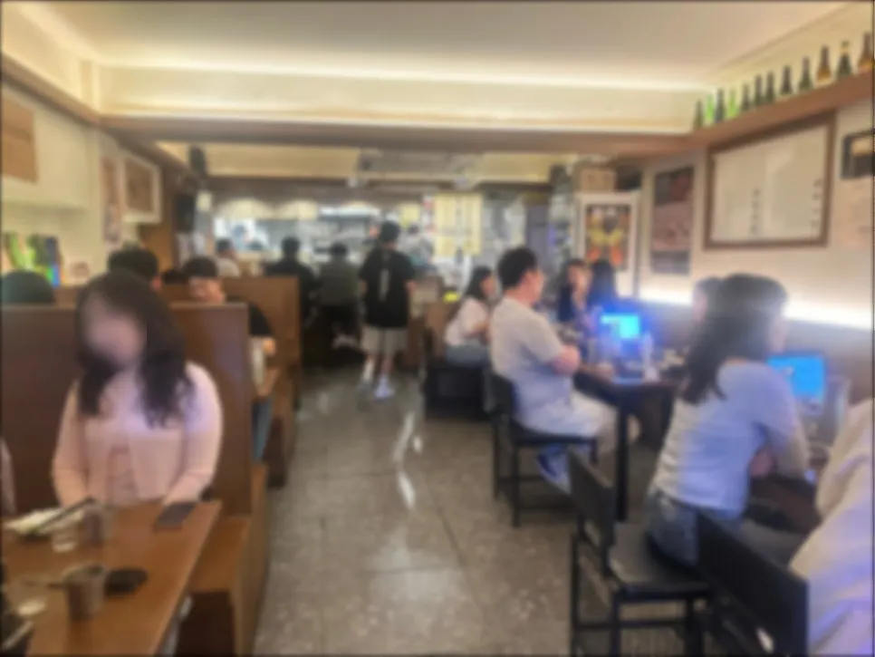 손님으로 가득 찬 사마자마 내부