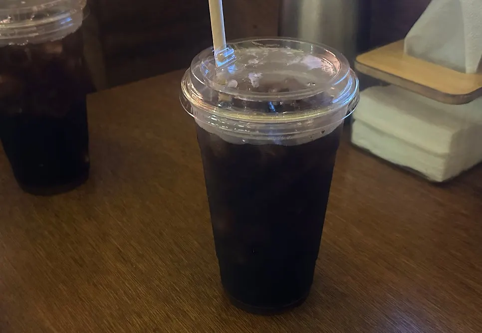 심플하게 차려진 이자카야 기본찬
