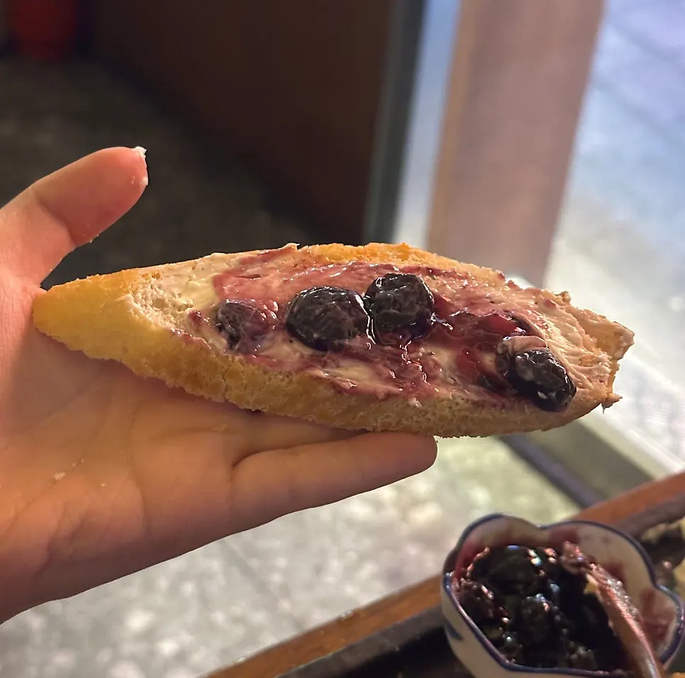 사마자마 크림치즈도후바게트 한 접시