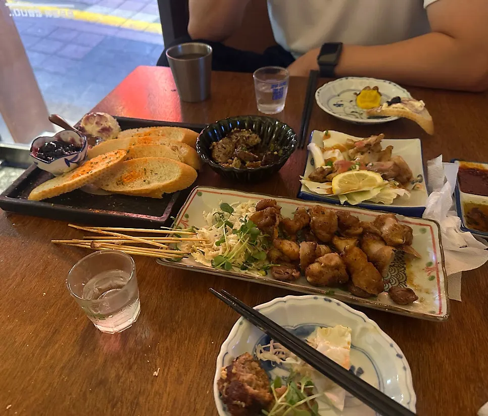 바게트에 크림치즈와 블루베리잼을 바른 모습