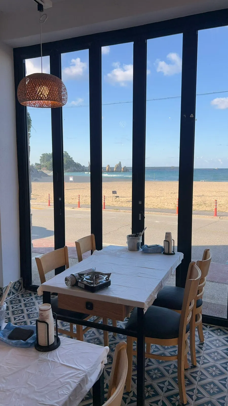 통창 너머로 보이는 삼척해수욕장 오션뷰