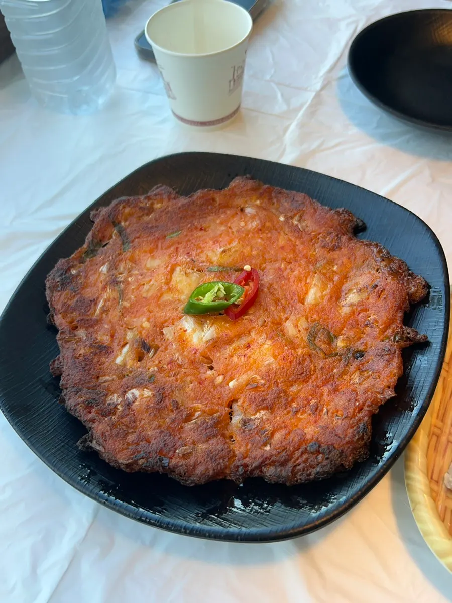 바삭하게 부쳐 나온 김치전