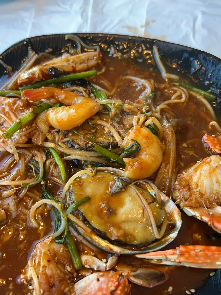 해물찜에 들어간 전복과 해산물