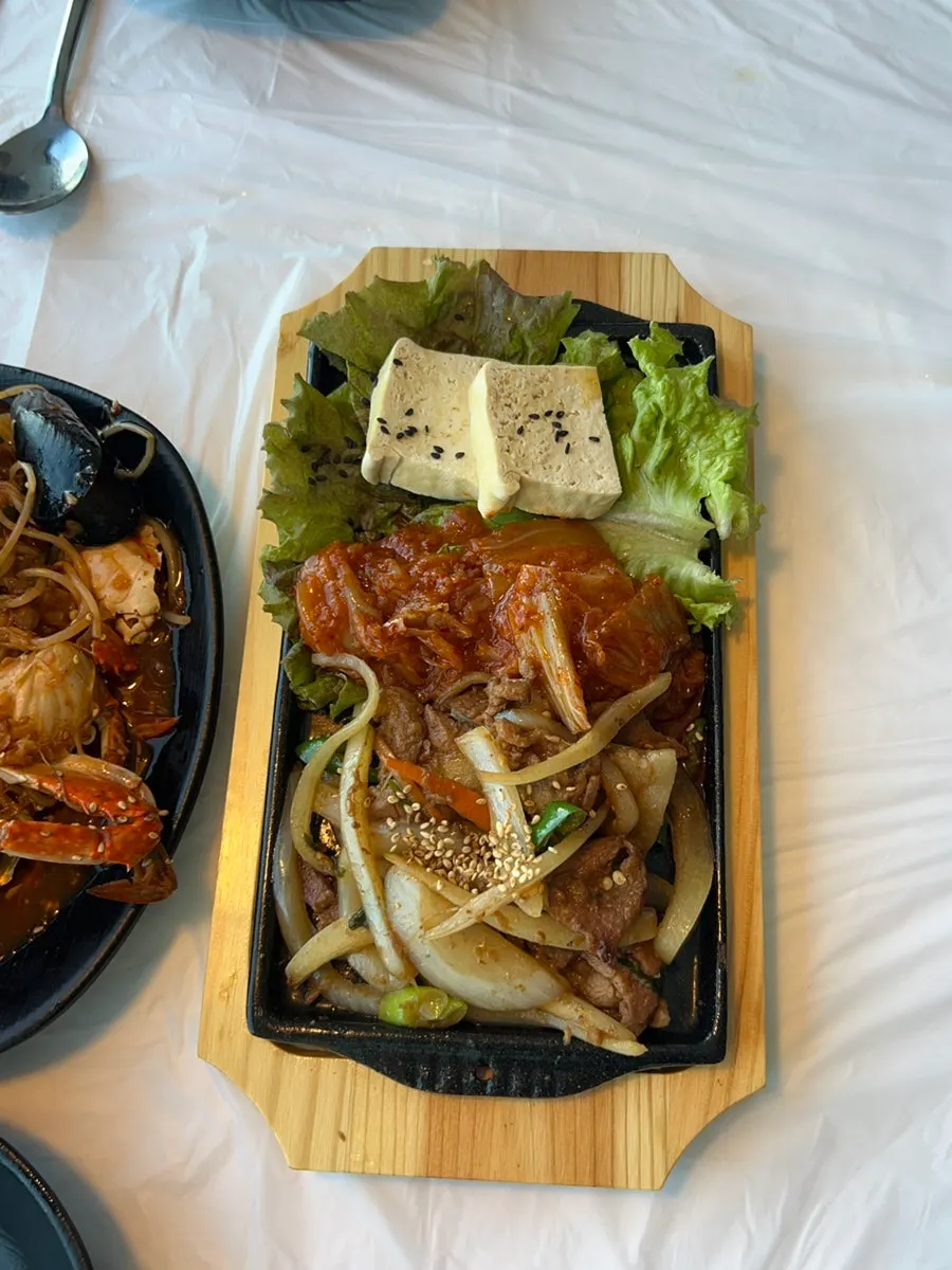 간장불고기 두부김치 한 접시