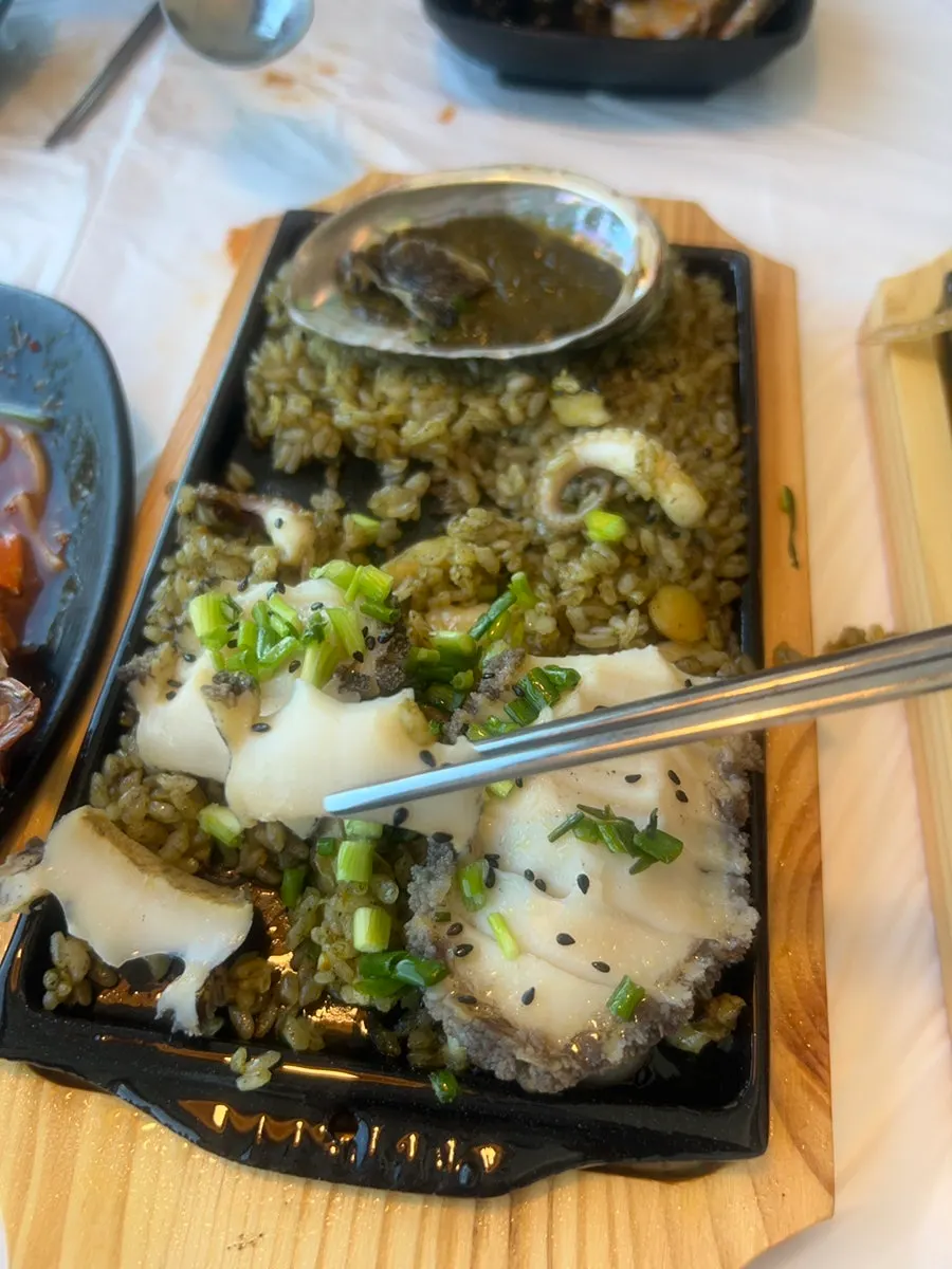 전복 두 마리가 올라간 내장볶음밥