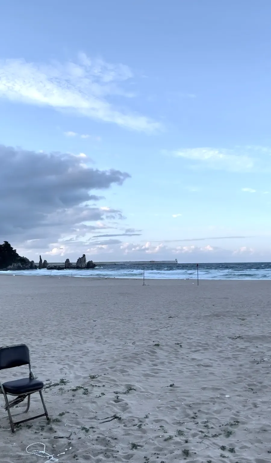 Fachada de Samcheok Bomulseom frente a la playa Jeungsan