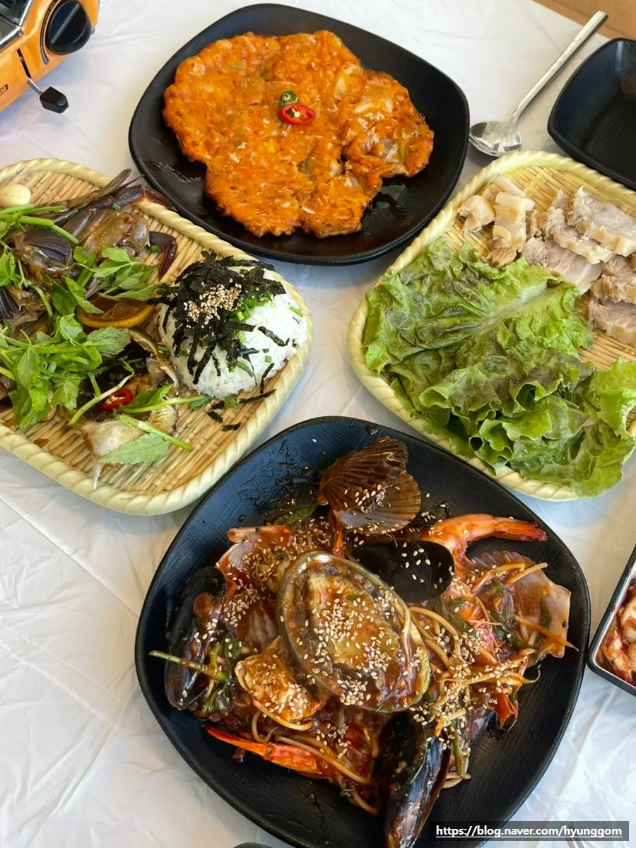 해물찜과 간장게장 구성