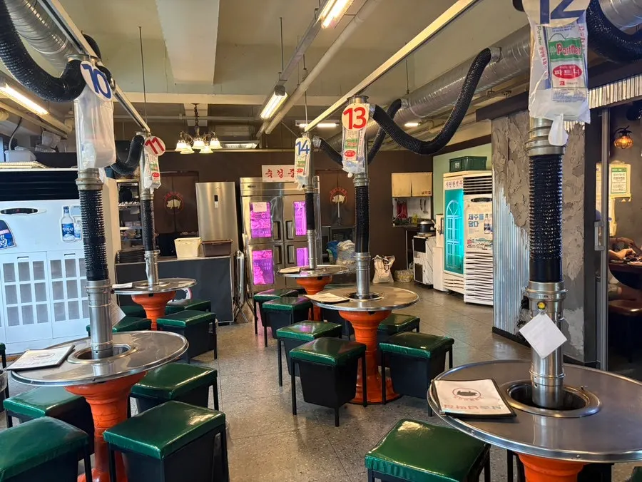 The retro-style dining hall at Neopttakjip Samsong Branch
