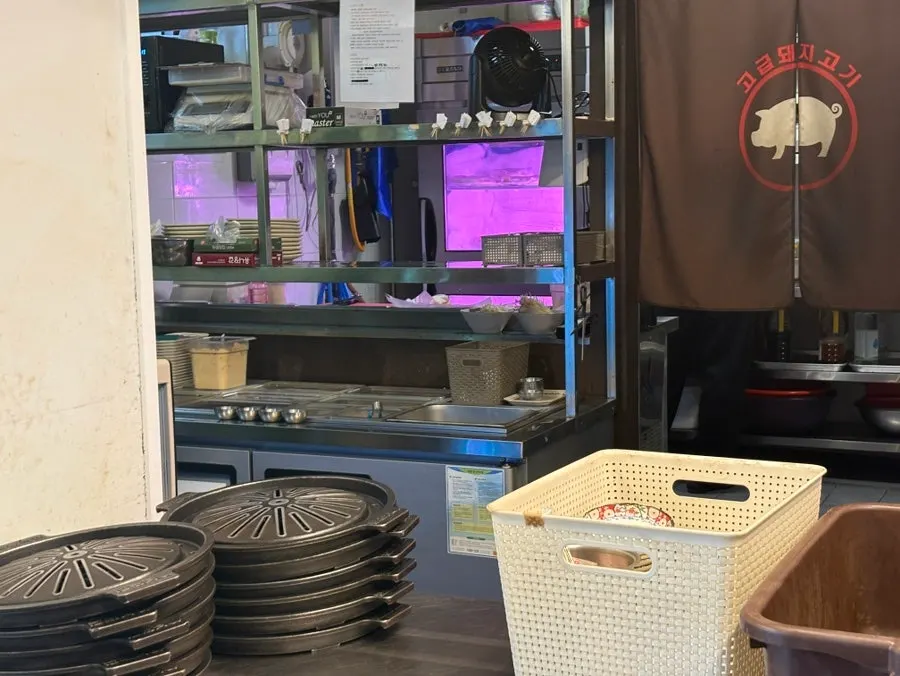 A cleanly maintained grill table at the restaurant