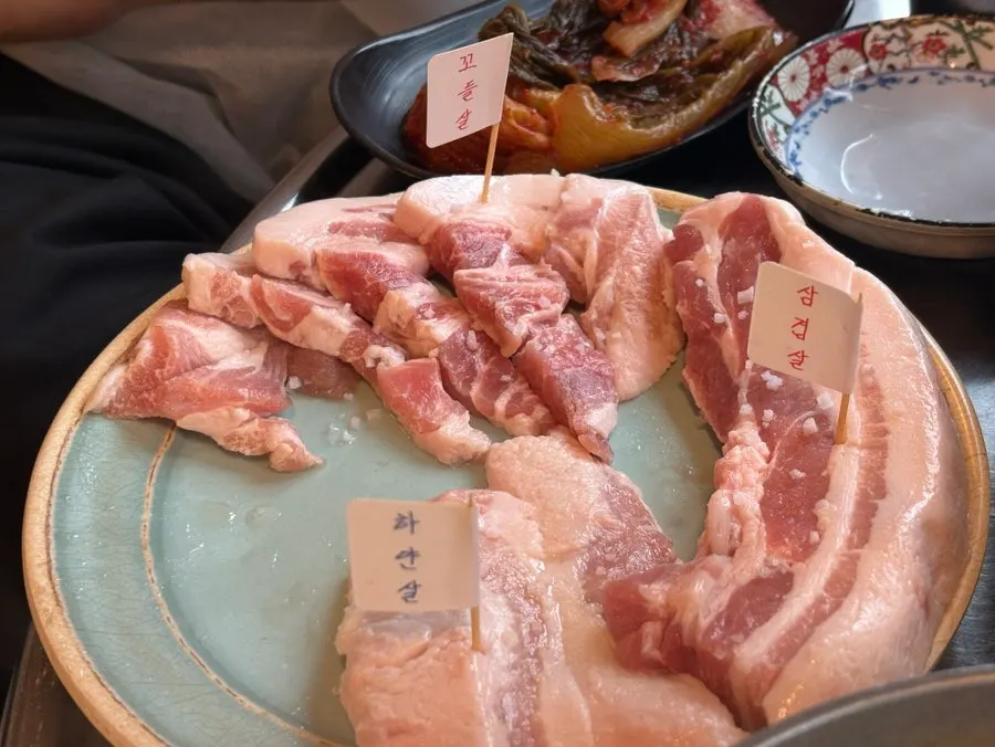 Five cuts of mixed grill on the grill pan