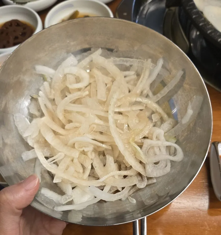 스텐 대접에 담긴 싱싱한 양파채
