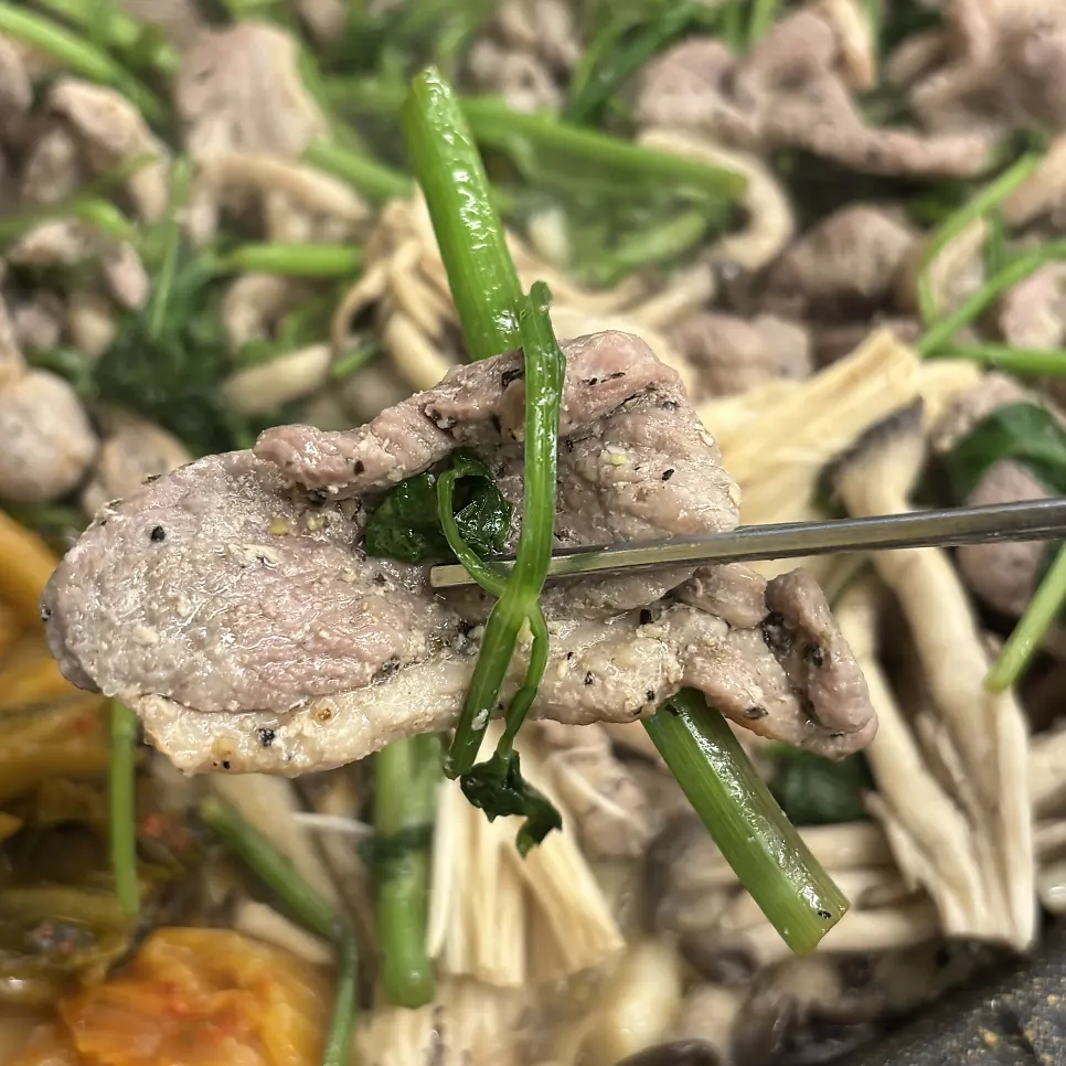 Grill loaded with potato, onion and minari cooking together