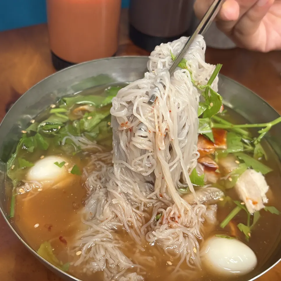 Lifting up a portion of the cold noodles
