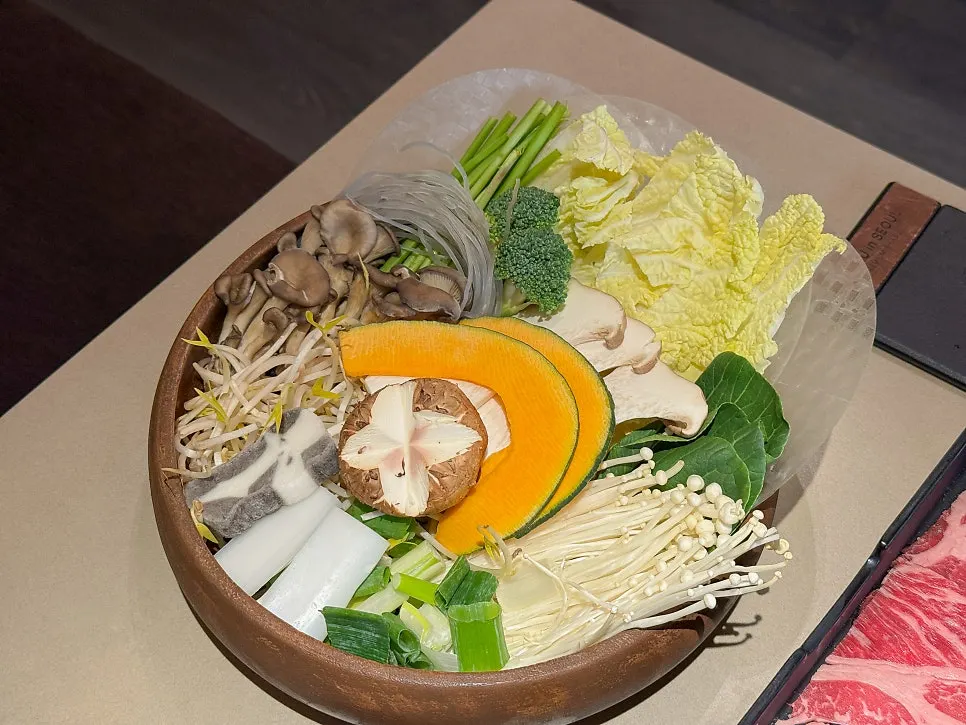 런치 샤브정식 구성과 얼큰버섯 육수 냄비