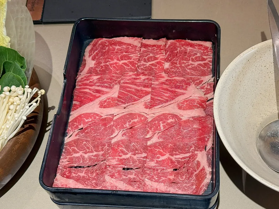 마블링 좋은 프라임 앵거스 알목심 고기 접시
