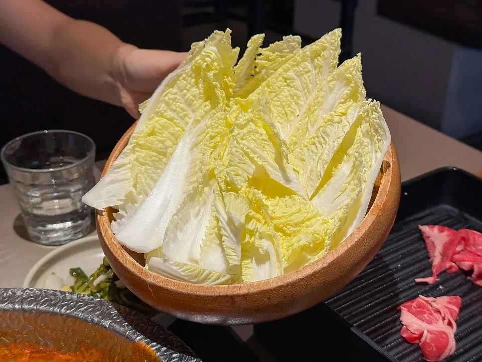 추가한 알배추와 숙주를 넣은 샤브샤브 냄비