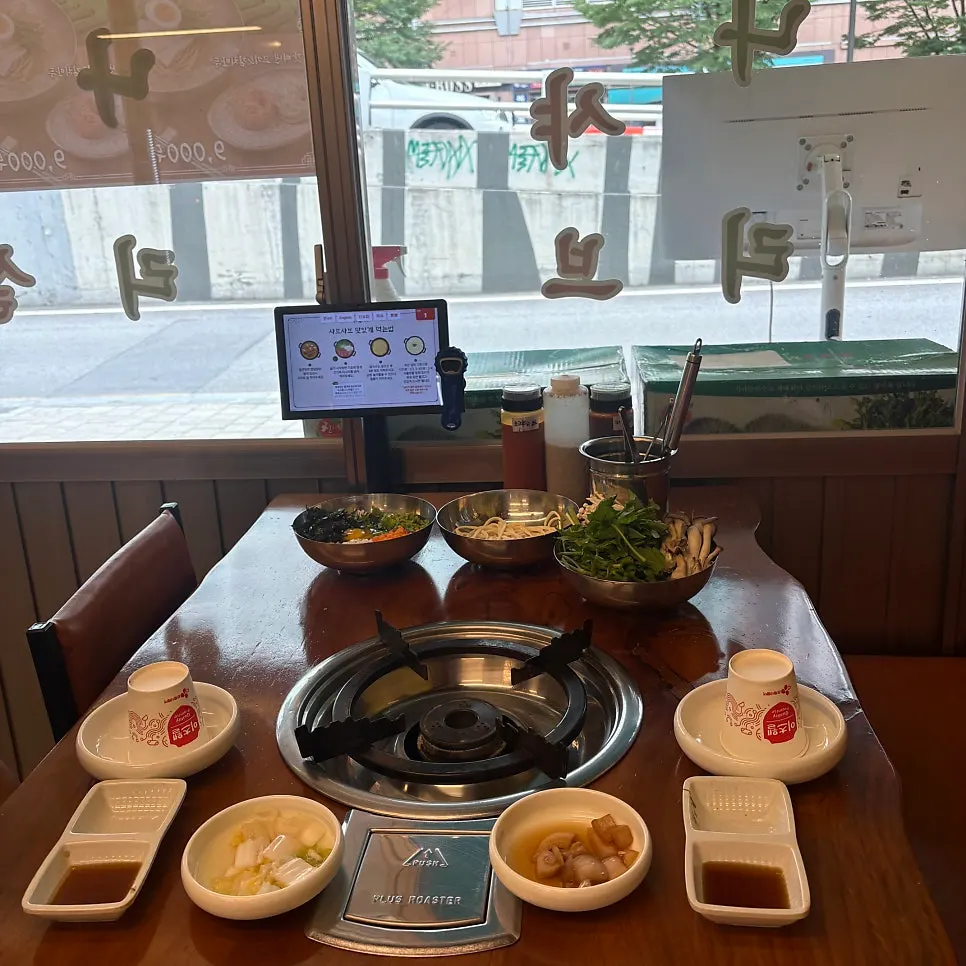 Spacious dining hall at Cheongdo Minari Sikdang