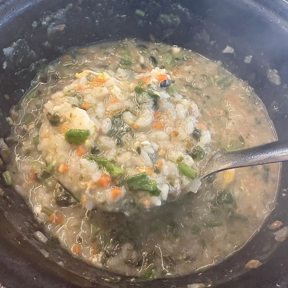 Juk fried rice with vegetables, seaweed flakes, and egg