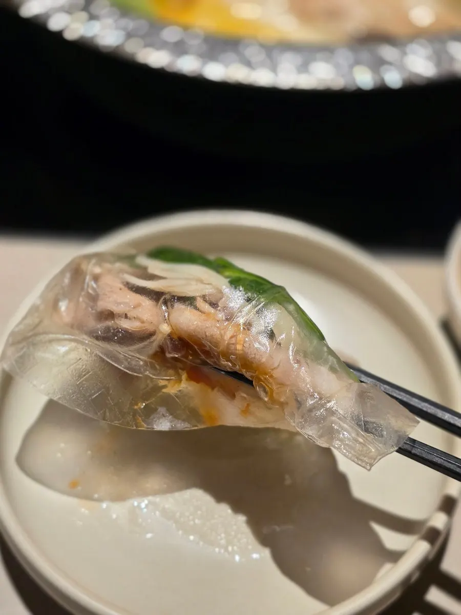 육수에 적신 라이스페이퍼로 싼 샤브샤브 쌈
