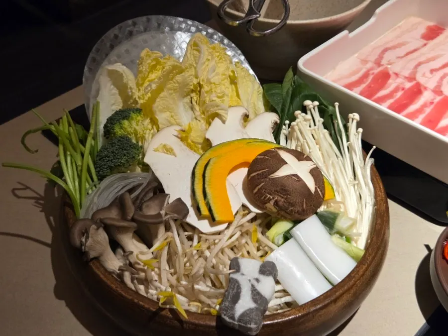 맑은버섯 육수가 끓는 샤브샤브 냄비