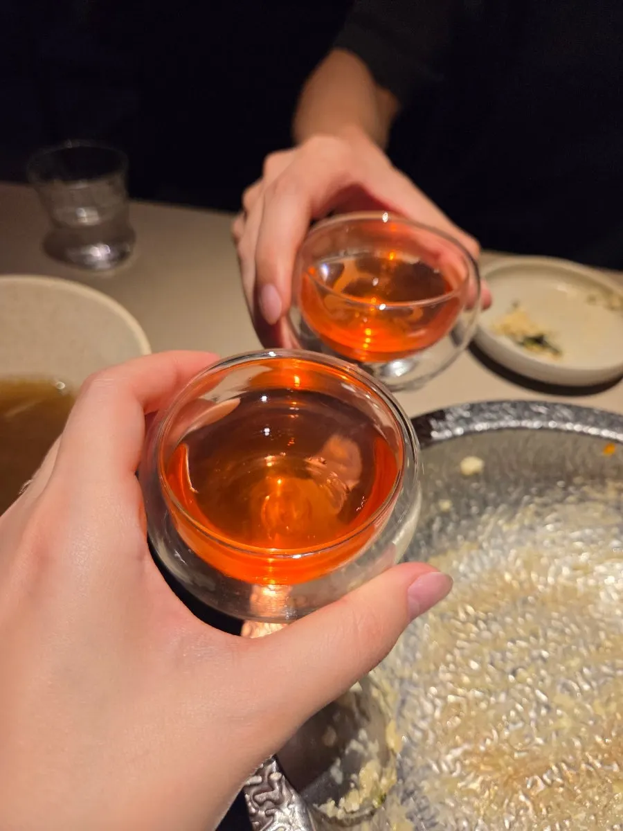 그릇에 담아낸 계란죽 한 그릇