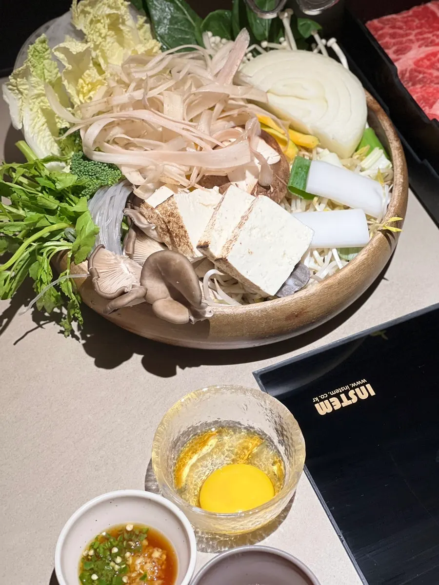 계란과 신선한 야채 버섯 구성